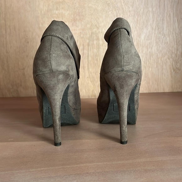 Mossimo Taupey/Grey Heels in Suede-like Texture - Picture 4 of 8